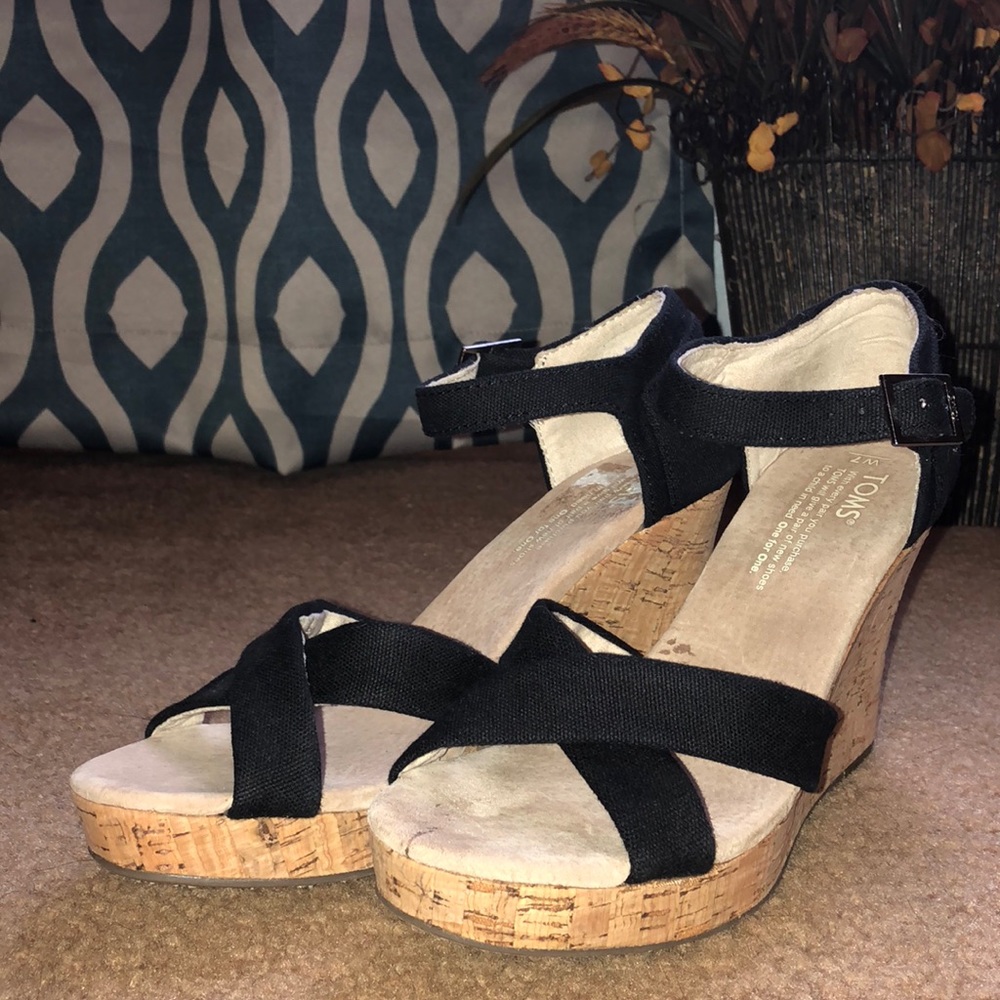 TOMS BLK WEDGE SZ 7